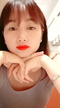 乡村美少妇，【甜甜小少妇】，户外顶着大太阳，开车找找刺激，逼里塞跳蛋 截图8