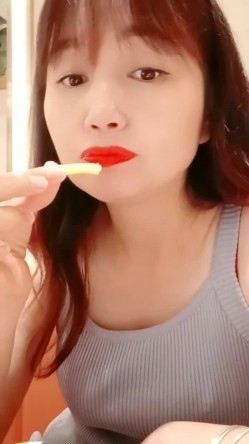 乡村美少妇，【甜甜小少妇】，户外顶着大太阳，开车找找刺激，逼里塞跳蛋 截图10