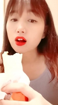 乡村美少妇，【甜甜小少妇】，户外顶着大太阳，开车找找刺激，逼里塞跳蛋 截图11