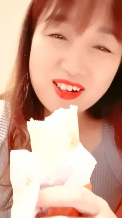 乡村美少妇，【甜甜小少妇】，户外顶着大太阳，开车找找刺激，逼里塞跳蛋 截图12