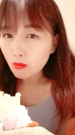 乡村美少妇，【甜甜小少妇】，户外顶着大太阳，开车找找刺激，逼里塞跳蛋 截图13