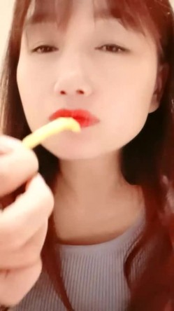 乡村美少妇，【甜甜小少妇】，户外顶着大太阳，开车找找刺激，逼里塞跳蛋 截图14
