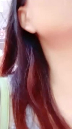 乡村美少妇，【甜甜小少妇】，户外顶着大太阳，开车找找刺激，逼里塞跳蛋 截图15