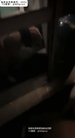 顶级富二代酒店玩弄极品美女，后入偷拍她，回头的时候还被发现了，超级反差穿着性感的蕾丝吊带在酒店椅子狠狠后入 截图12