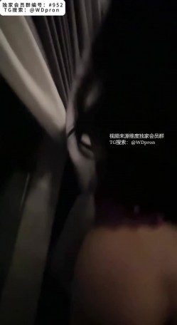 顶级富二代酒店玩弄极品美女，后入偷拍她，回头的时候还被发现了，超级反差穿着性感的蕾丝吊带在酒店椅子狠狠后入 截图13