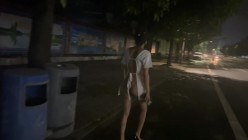 天花板露出狂人御姐【cikaimoon】最新作品，大街上人来人往真空逛街，超市买烟 截图6