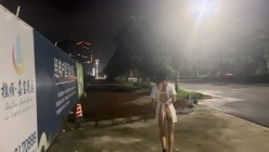 天花板露出狂人御姐【cikaimoon】最新作品，大街上人来人往真空逛街，超市买烟 截图10