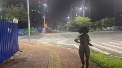 天花板露出狂人御姐【cikaimoon】最新作品，大街上人来人往真空逛街，超市买烟 截图15
