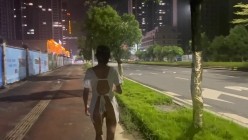 天花板露出狂人御姐【cikaimoon】最新作品，大街上人来人往真空逛街，超市买烟 截图16