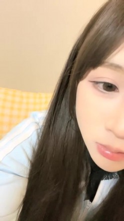 抖音女网红，【京鱼儿】，童颜巨乳女神~掰穴自慰~狂射中，人工白虎，这骚穴真是欠操欠插，好美啊 截图1
