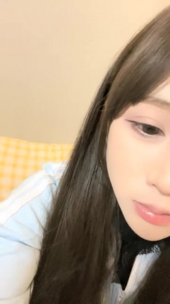 抖音女网红，【京鱼儿】，童颜巨乳女神~掰穴自慰~狂射中，人工白虎，这骚穴真是欠操欠插，好美啊 截图2