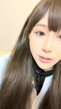 抖音女网红，【京鱼儿】，童颜巨乳女神~掰穴自慰~狂射中，人工白虎，这骚穴真是欠操欠插，好美啊 截图3