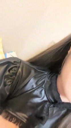抖音女网红，【京鱼儿】，童颜巨乳女神~掰穴自慰~狂射中，人工白虎，这骚穴真是欠操欠插，好美啊 截图11