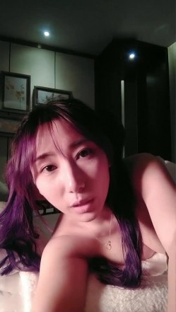 颜值不错萌妹子找女技师全身推油 诱人身材逼逼塞跳蛋按摩自摸 截图5