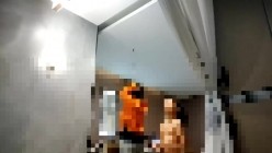 大神潜入国内洗浴中心更衣室化妆间贴身偷拍美女 差点被凑上来的少妇发现 截图1
