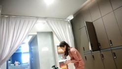 大神潜入国内洗浴中心更衣室化妆间贴身偷拍美女 差点被凑上来的少妇发现 截图8