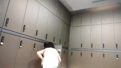 大神潜入国内洗浴中心更衣室化妆间贴身偷拍美女 差点被凑上来的少妇发现 截图10