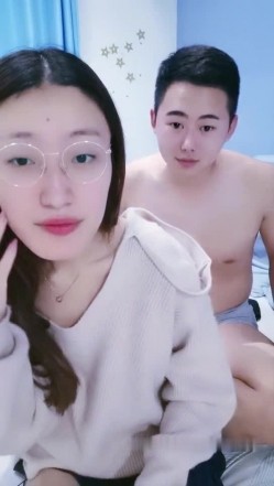 颜值不错苗条眼镜妹子夫妻双人秀 换上性感黑丝脱下舔逼逼摩擦揉奶 截图2