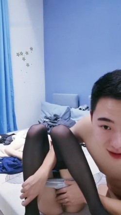 颜值不错苗条眼镜妹子夫妻双人秀 换上性感黑丝脱下舔逼逼摩擦揉奶 截图11