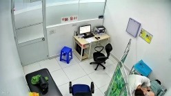 《妇科门诊监控破解》男医生给多位美女病患检查BB和菊花 截图1