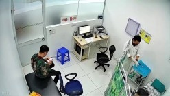 《妇科门诊监控破解》男医生给多位美女病患检查BB和菊花 截图3