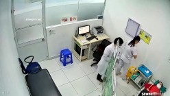 《妇科门诊监控破解》男医生给多位美女病患检查BB和菊花 截图13