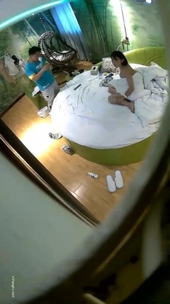 酒店摄像头偷拍暑假泡了个贪吃的技校小师妹一个夜宵就把她弄到了酒店开房过夜 截图4