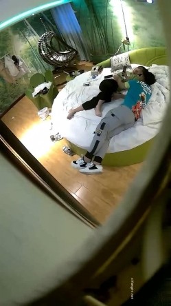 酒店摄像头偷拍暑假泡了个贪吃的技校小师妹一个夜宵就把她弄到了酒店开房过夜 截图5