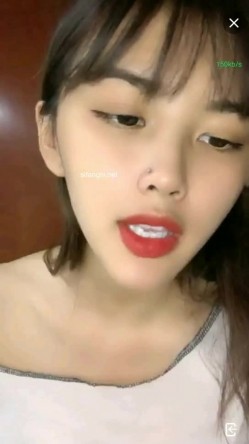 极品中的极品美少女下海【小可爱】守了几天终于脱衣服了，很爽很诱惑啊 截图3