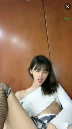 极品中的极品美少女下海【小可爱】守了几天终于脱衣服了，很爽很诱惑啊 截图6