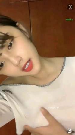 极品中的极品美少女下海【小可爱】守了几天终于脱衣服了，很爽很诱惑啊 截图9