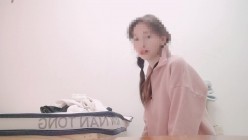 边打电话边挨操！极品粉B反差婊小女友【纠结的阿呆】超高颜值反差学妹，表面乖巧的萌妹子背地里是个小骚货 截图2