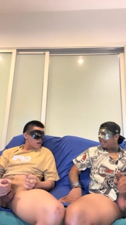 健身小骚货找牛郎！两男一女激情大战！大黑屌轮流吃，坐在桌子上一顿操，骑乘位肥臀猛坐，场面极度淫骚 截图4