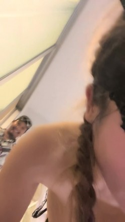 健身小骚货找牛郎！两男一女激情大战！大黑屌轮流吃，坐在桌子上一顿操，骑乘位肥臀猛坐，场面极度淫骚 截图14