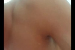 90后小伙和姑姑如情人般的互舔，超级有感觉，同床狂操姑姑边喂奶边摸关键是有感情投入 截图4