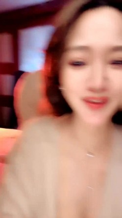 成熟又有韵味的极品少妇，全程露脸在狼友的调教下漏出骚奶子揉捏，跳蛋塞逼里抽插自慰淫水多多，浪叫不止 截图2