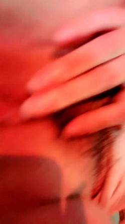 成熟又有韵味的极品少妇，全程露脸在狼友的调教下漏出骚奶子揉捏，跳蛋塞逼里抽插自慰淫水多多，浪叫不止 截图12