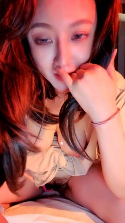 成熟又有韵味的极品少妇，全程露脸在狼友的调教下漏出骚奶子揉捏，跳蛋塞逼里抽插自慰淫水多多，浪叫不止 截图15