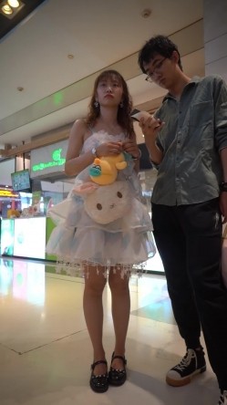 偷拍大师商场尾随偷拍几个极品美女裙底风光 ️反复自拍女神级长腿丽人透孔内裤前面隐约看到黑色逼毛 截图4