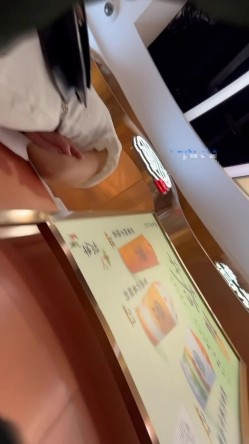 偷拍大师商场尾随偷拍几个极品美女裙底风光 ️反复自拍女神级长腿丽人透孔内裤前面隐约看到黑色逼毛 截图5