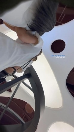 偷拍大师商场尾随偷拍几个极品美女裙底风光 ️反复自拍女神级长腿丽人透孔内裤前面隐约看到黑色逼毛 截图7