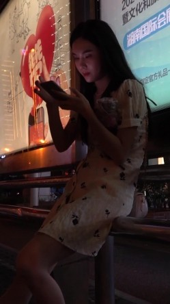 偷拍大师商场尾随偷拍几个极品美女裙底风光 ️反复自拍女神级长腿丽人透孔内裤前面隐约看到黑色逼毛 截图14