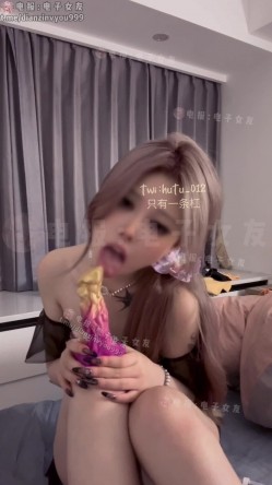 推特绝版已退圈明星颜值女神「鱼鱼 hutu_012」付费定制幻龙自慰插爆小穴阿黑颜，婚纱阿黑颜口交大肉棒，JK装女上自慰弹力插 截图3
