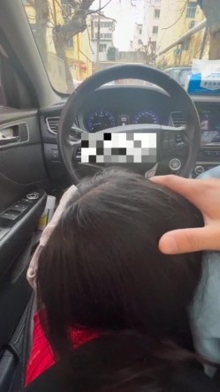 宾利车主肆意妄为约炮外围女车震深喉口爆 按着头使劲裹 果然是车标决定女人质量 截图1
