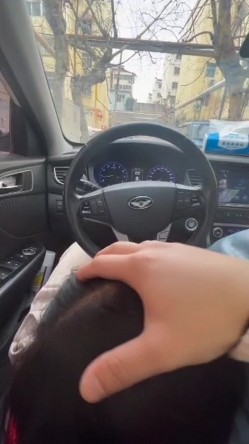 宾利车主肆意妄为约炮外围女车震深喉口爆 按着头使劲裹 果然是车标决定女人质量 截图4