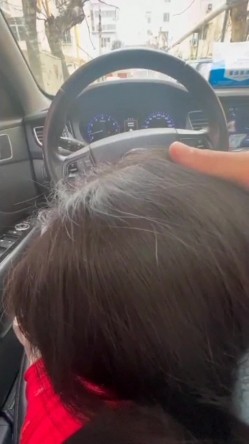 宾利车主肆意妄为约炮外围女车震深喉口爆 按着头使劲裹 果然是车标决定女人质量 截图14