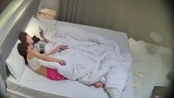 超极品女神女友 黄毛小帅带着校花女友开房 这妹子是真漂亮 扣了半天还上了道具 截图3