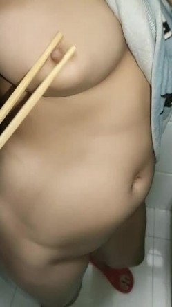 每天的快乐就是吃鸡，跨下巨乳女友的陪伴性福每一天，自慰啪啪58V 合集！ 截图2