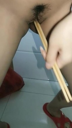 每天的快乐就是吃鸡，跨下巨乳女友的陪伴性福每一天，自慰啪啪58V 合集！ 截图4