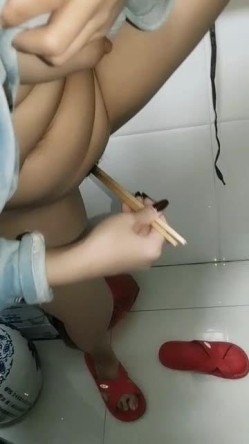 每天的快乐就是吃鸡，跨下巨乳女友的陪伴性福每一天，自慰啪啪58V 合集！ 截图12